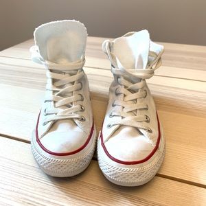 Women’s white Chuck All-Stars size 5.5